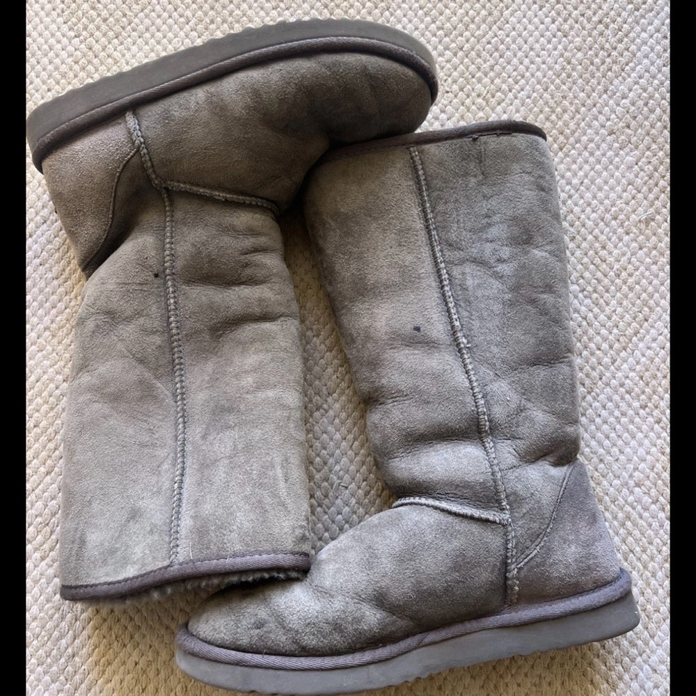 UGG Classic Tall Boots Women’s Size 7 Gray Suede